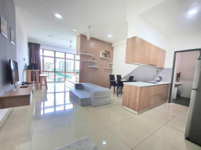 Muji studio lake view high floor Palazio Mount Austin by GDRAGON HomeStay